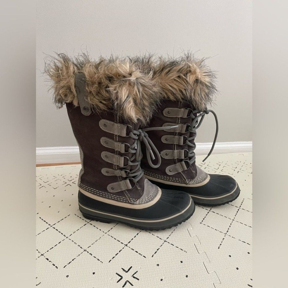 Sorel Joan of arctic faux fur cuff winter waterproof boots size 6
